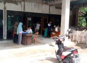 Pemdes Sukaharja Salurkan Bansos Beras