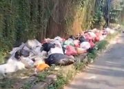 Sampah Menggunung di Jalan Raya Tapos Dibiar oleh Pemerintah Kota Depok